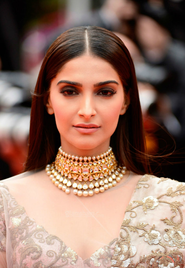 Sonam Kapoor Face Shave - Hairstyle 1